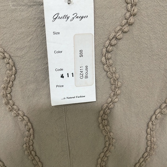 1x Gretty Zueger button up top - Picture 7 of 7
